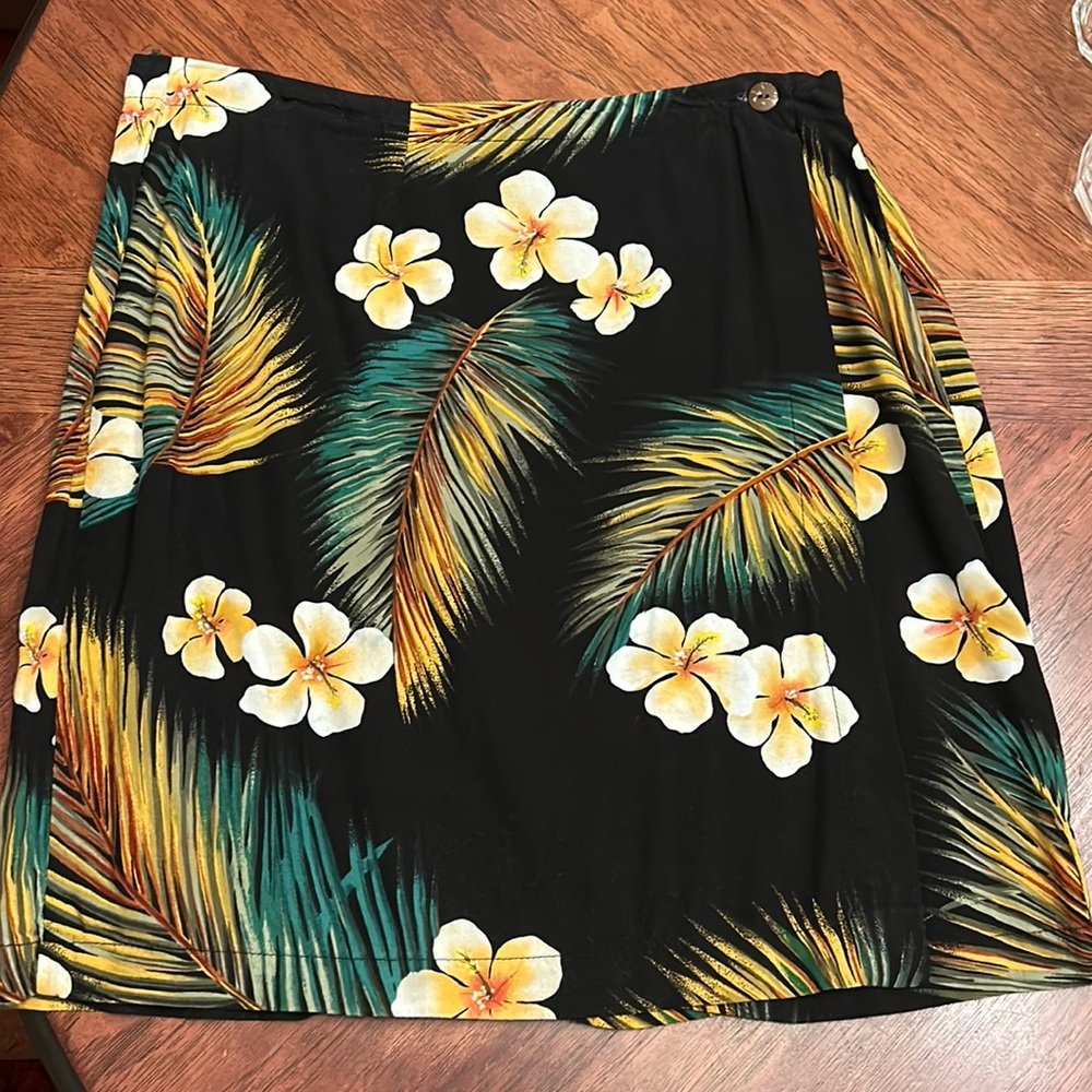 Short mini wrap around Hawaiian skirt. Made in USA, size S, adjustable buttons